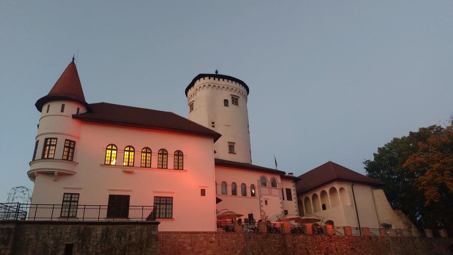 Noc múzeí - Budatínsky hrad.jpg Noc múzeí - Budatínsky hrad.jpg