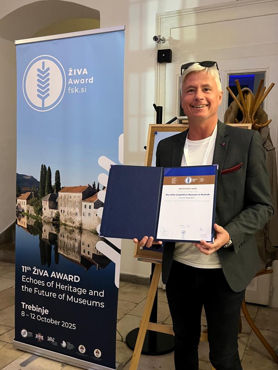 Martin Hrubala pri preberaní medzinárodného ocenenia ŽIWA AWARD 2025