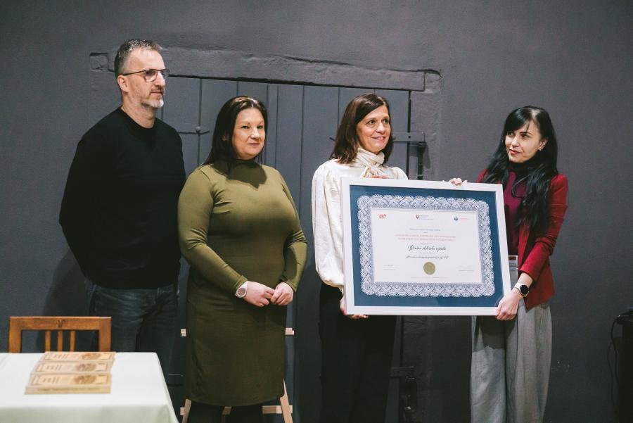 Osvedčenie o zápise Ručnej sklárskej výroby putuje do Malokarpatského múzea v Pezinku Fotogaléria