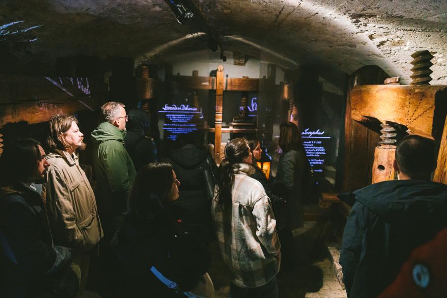 Osvedčenie o zápise Ručnej sklárskej výroby putuje do Malokarpatského múzea v Pezinku Fotogaléria