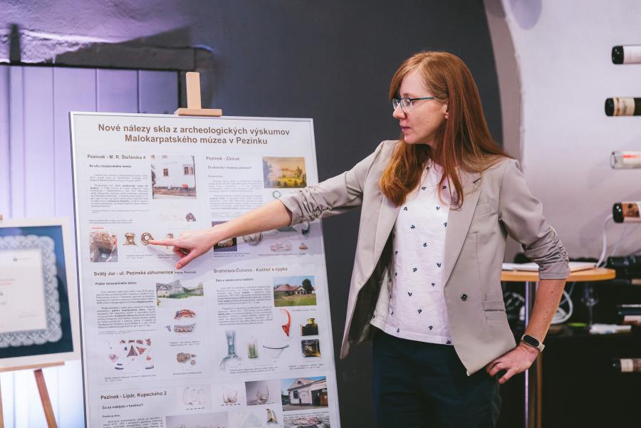 Osvedčenie o zápise Ručnej sklárskej výroby putuje do Malokarpatského múzea v Pezinku Fotogaléria